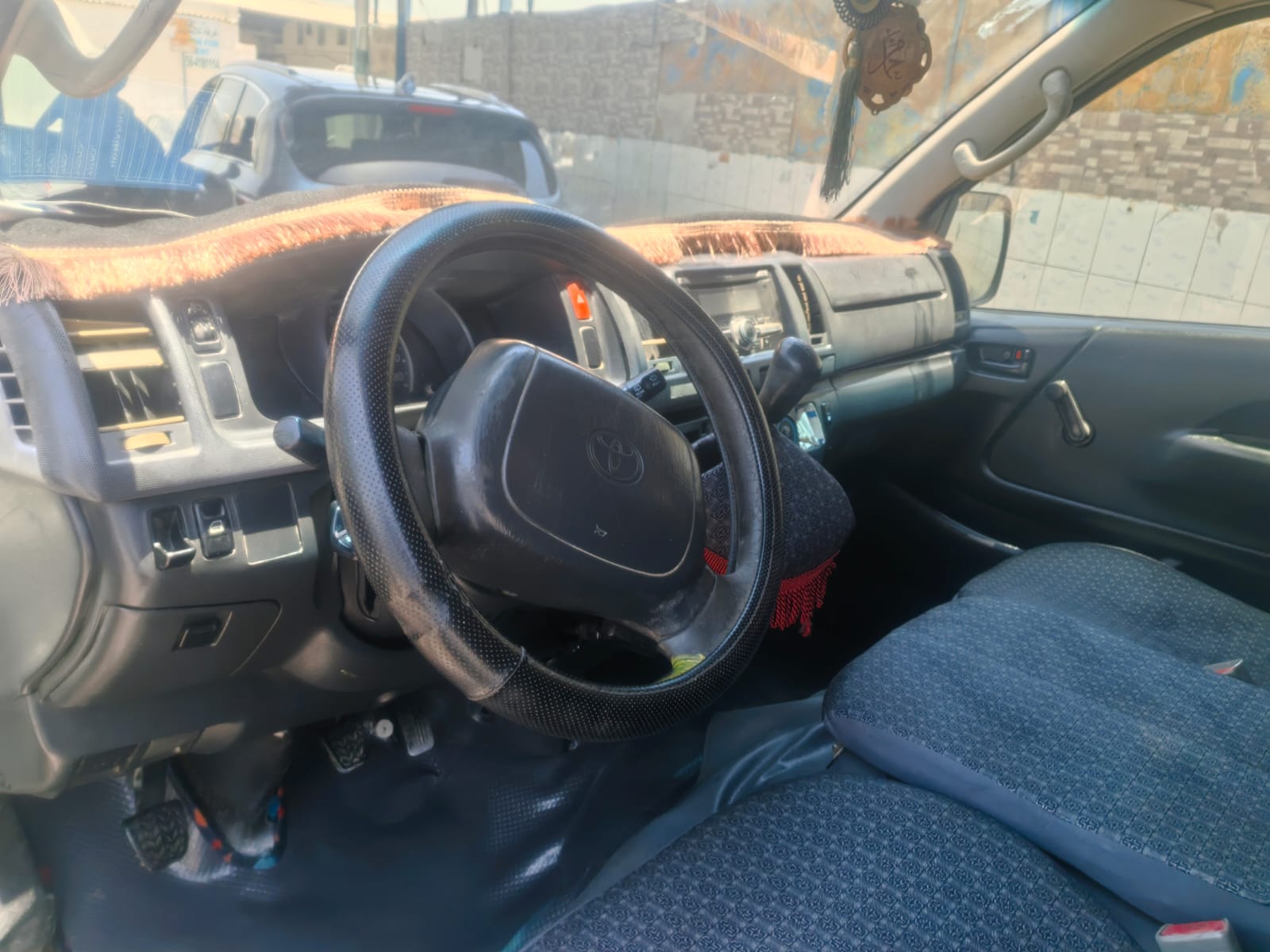 White Toyota Hiace 13 Seater 2009